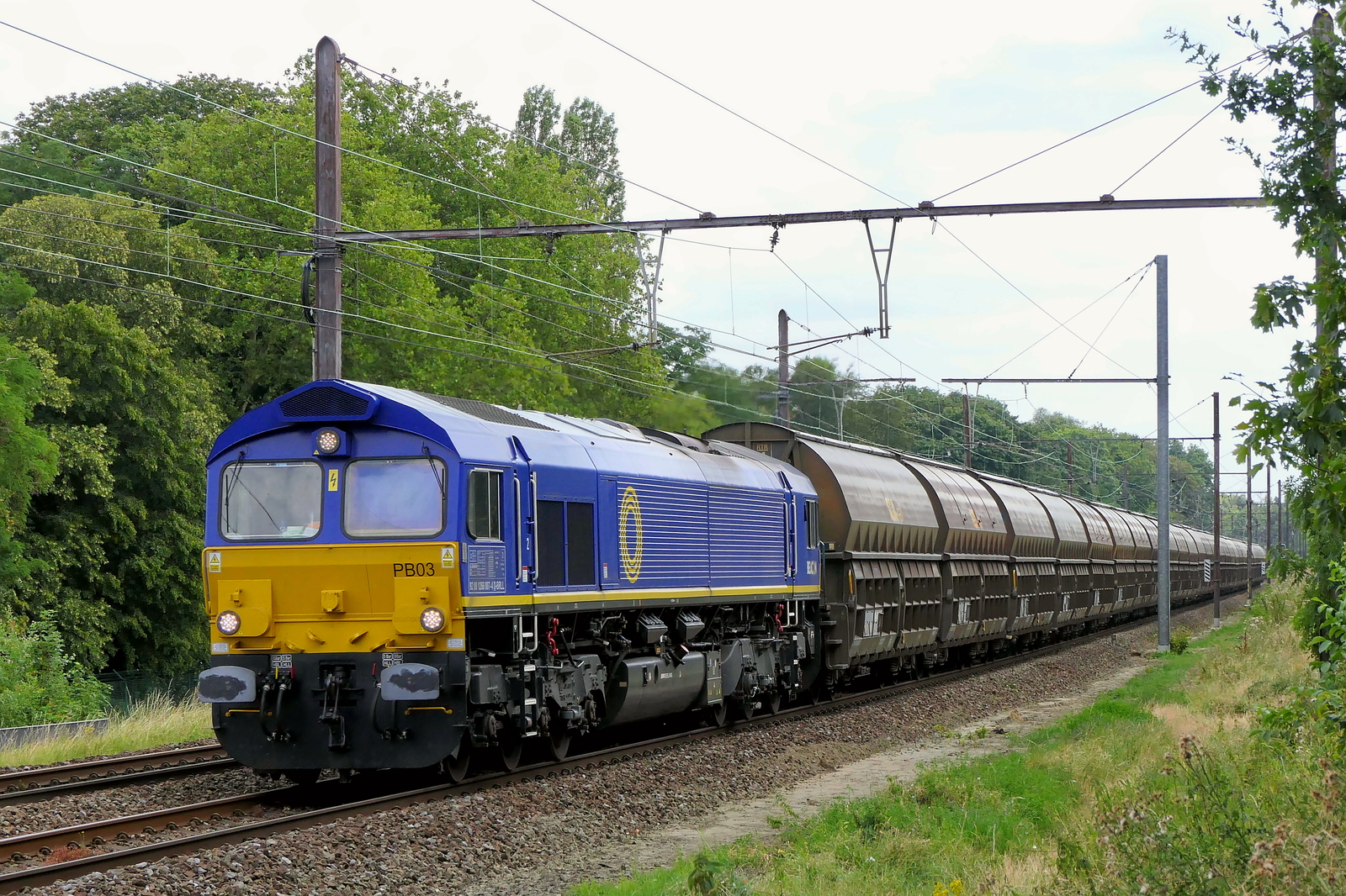 The Railtraxx PB03 (266 007) with the daly zink ore train from Nystar Balen (B) to the port of Antwerp. EMD JT42CWR (class 66) build in 2001 with construction N�20008254-5. Line 27A at Antwerp Airport. 24-07-2026