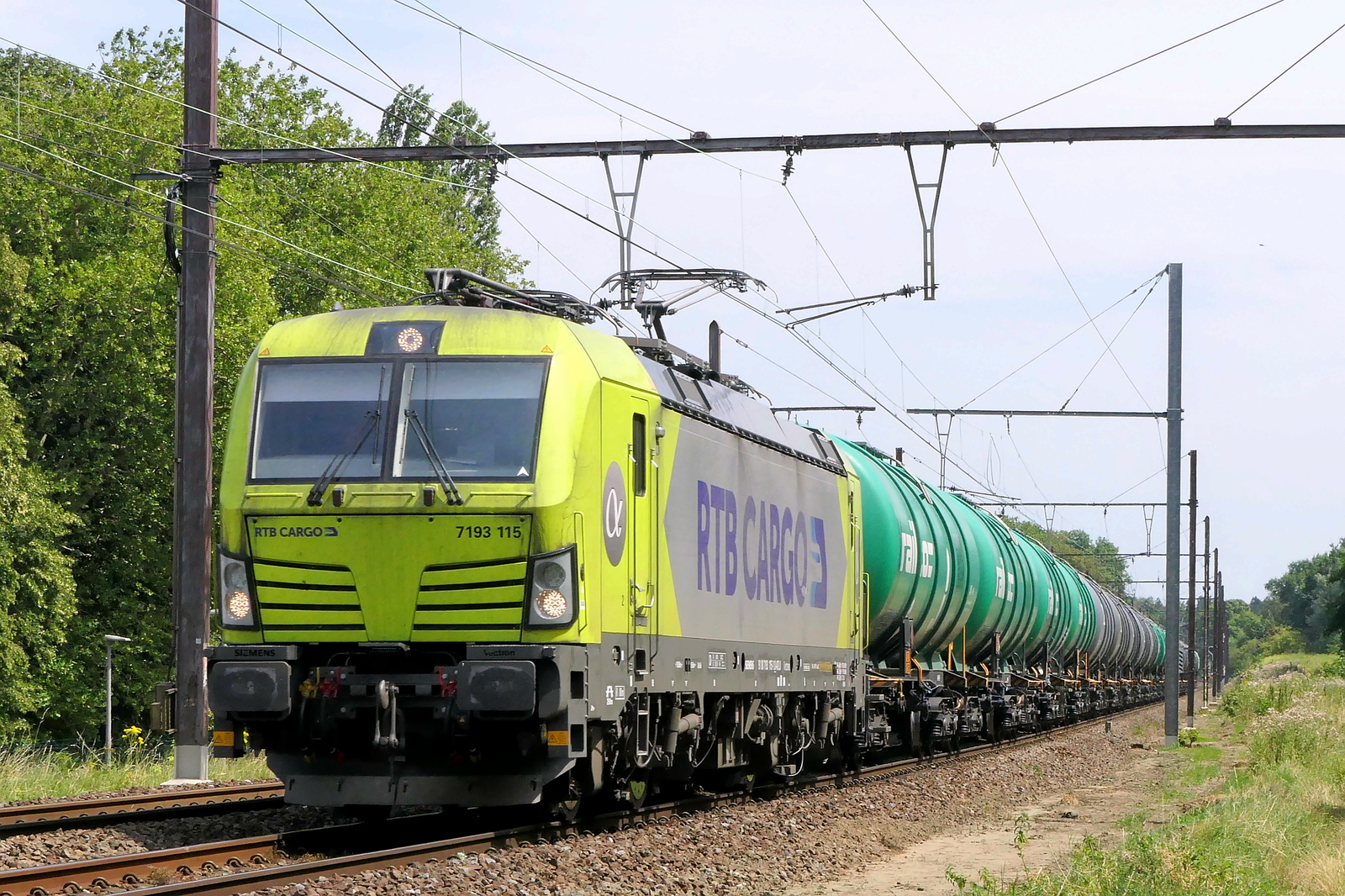 El RTB Cargo 7193 115 con un tren cisterna desde Alemania hasta el puerto de Amberes. Construido por Siemens en 2025 con el número de construcción 23966. Línea 27A en el Aeropuerto de Amberes. 10-07-2026