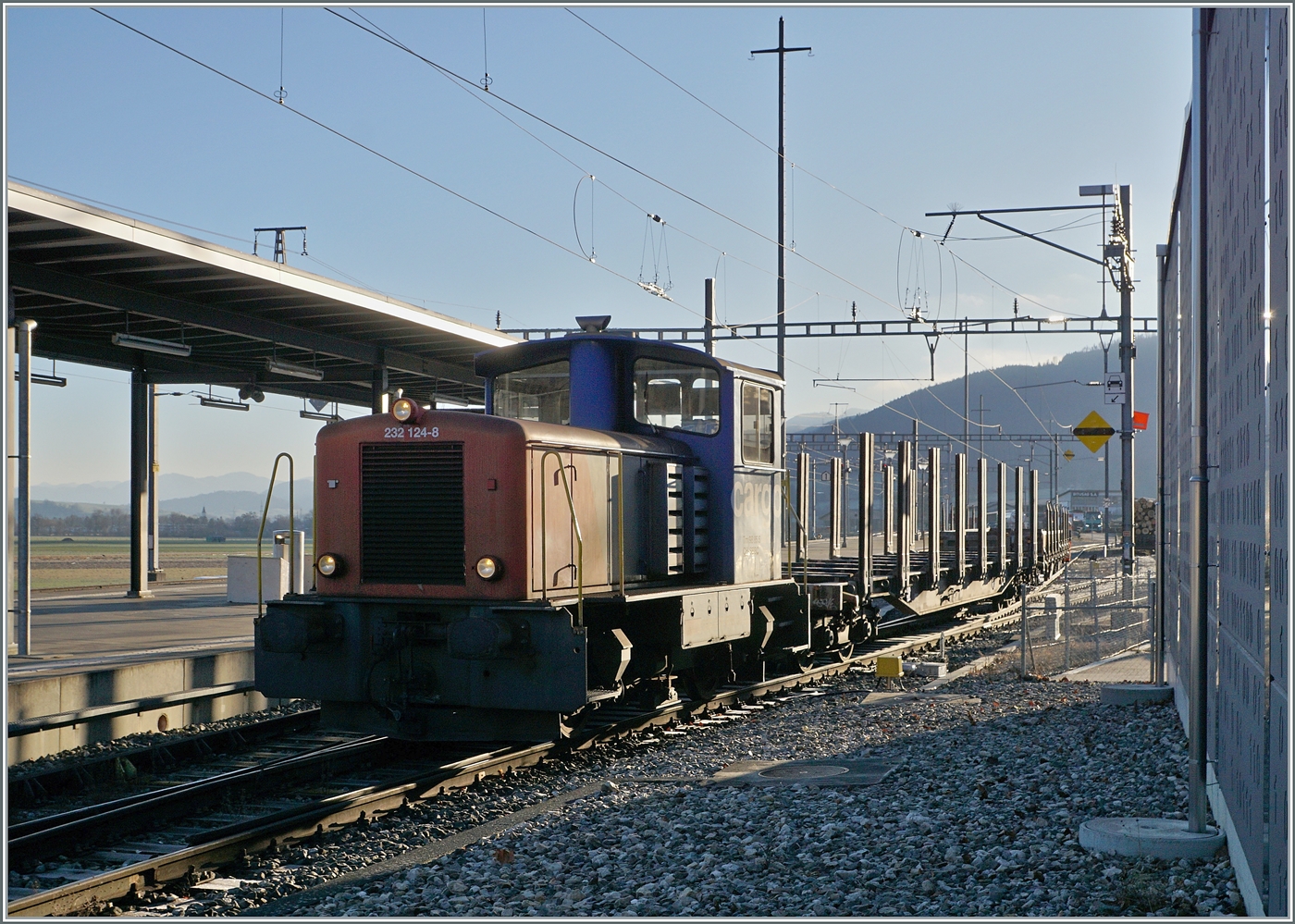 The SBB Cargo Tm 232 124-8 shunts freight wagons in Glovelier that are needed for timber loading.

January 13, 2025