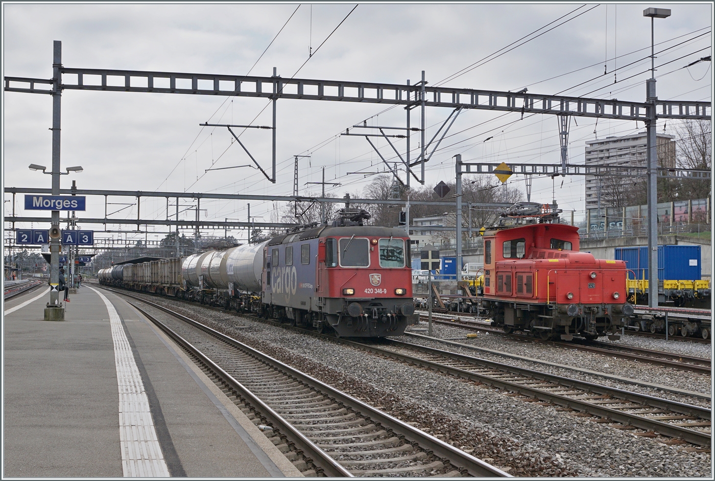 La Re 420 346-9 des CFF est en route vers Lausanne avec un train de marchandises à Morges. Sur le côté droit de l'image se trouve la « nouvelle acquisition » du BAM MBC : la Tem III 329 (97 85 1 220 329-7).

4 mars 2024