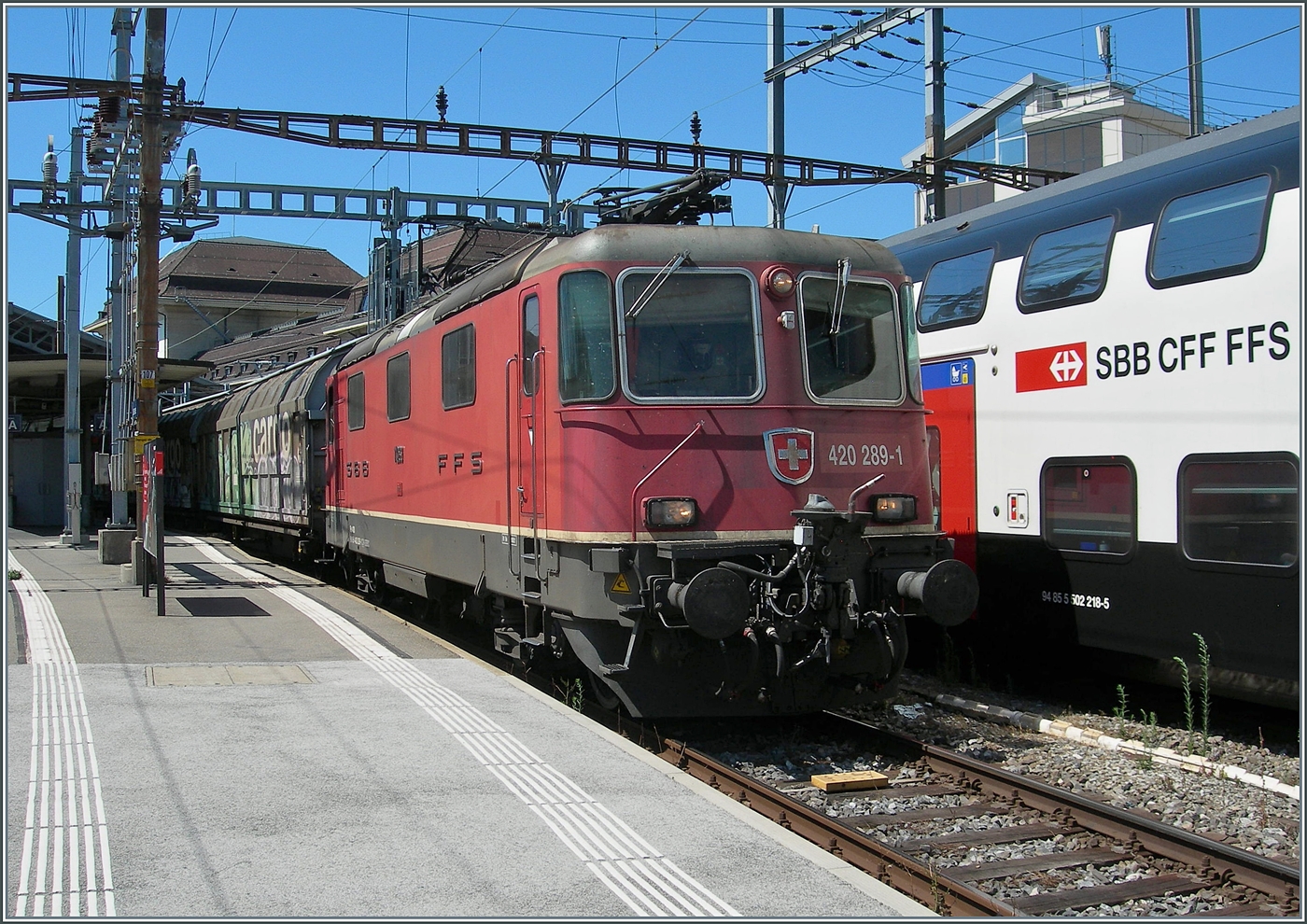 The SBB Re 4/4 II 11289 (Re 420 289-1) is waiting in Lausanne with its EWLV train to the Limmattal marshalling yard (RBL) via Brig for departure. Interestingly, the long train is hauled by only one Re 4/4 II, whereas usually two class 193 locomotives rented from SBB Cargo (or in early summer 2025) two Re 6/6 locomotives are/were used for this. July 28, 2026