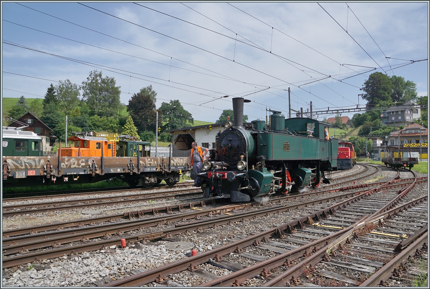 The SCB C 4 196, dating back to the private railway era, carries the UIC number 90 85 00 07696-7 and is shunting in Sumiswald Grünen. But first, the story in order: A limited locomotive fleet and increasing traffic prompted the Swiss Central Railway (S-C-B) to acquire new freight locomotives. Tight curves argued against a locomotive with the D axle arrangement, so the S-C-B reverted to the  Mallet  system developed in 1884 by the Geneva engineer Anatole Mallet. In terms of design, the locomotive is based on the Gotthard Railway Ed 2x 3/3 151 (built in 1890), which led to the same weaknesses also appearing in the S-C-B locomotive design, particularly the susceptibility to slipping. The steam locomotives C 4 No. 181 - 186 were built in 1891 by J.A. Maffei, Munich. Two years later, the S-C-B ordered ten more C 4s, which featured some modifications that gave the locomotive more power but further exacerbated the slipping problem. When the S-C-B was nationalized in 1902, the SBB took over the 16 locomotives and grouped them under  Group 67.  I suspect the group designation was a kind of class designation; however, it did not seem to catch on, as the S-C-B C4 196 was subsequently classified as Ed 2x 2/2 7696. With the commissioning of the new base tunnel (NBS) at Hauenstein, the Ed 2x 2/2 lost their operational area and were retired except for Ed 2x 2/2 7687, 7690, 7693, and 7696. The four mentioned were used on the BPr line Le Pont - Le Brassus. The Ed 2x 2/2 7696 seen here was even leased to Bavaria in 1918, where it was used on the Spessart line. In 1938, operations ended in the Vallée de Joux; the Ed 2x 2/2 7696 was stored in Villeneuve, underwent refurbishment for the 100th anniversary of the old Hauenstein line, returned once more to its old home, and then to the Swiss Museum of Transport, until it was overhauled in