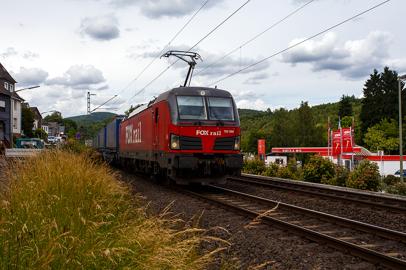 La Siemens Vectron AC - 193 966  Ida  (91 80 6193 966-9 D-FOX) de la société hongroise FOXrail Zrt. (Budapest) circule le 11 juin 2026 avec un train de transport combiné (un train complet LKW Walter), à travers Kirchen/Sieg en direction de Cologne.

La variante Siemens Vectron AC B14 a été construite en 2022 par Siemens Mobility à Munich-Allach sous le numéro de série 23005 et livrée à FOX rail. Dans la variante AC B14, elle dispose des homologations pour l'Allemagne, l'Autriche, la Hongrie, la République tchèque, la Slovaquie, la Roumanie et la Bulgarie (D / A / H / CZ / SK / RO / BG).