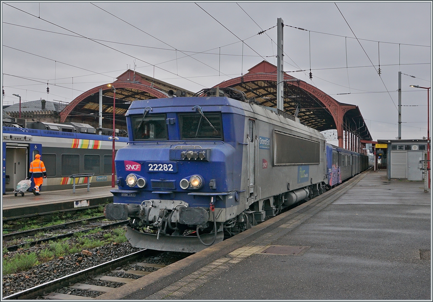 La SNCF 2222 está en servicio TER en Alsacia y espera la salida en Estrasburgo.

12 de marzo de 2024