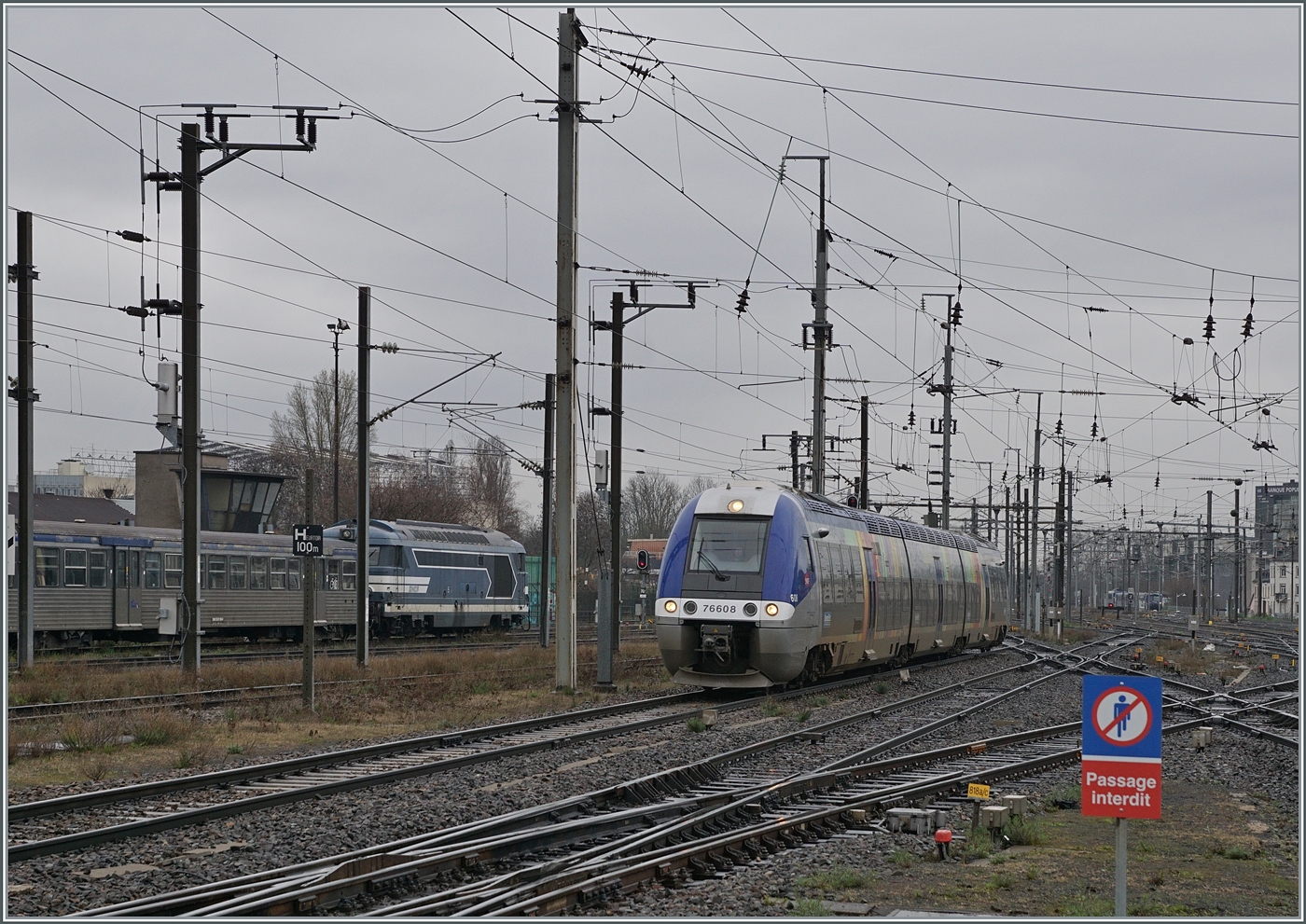 SNCF Z76608 przyjeżdża na stację Strasbourg jako TER. Po lewej stronie zdjęcia widać lokomotywę SNCF BB 67000, która zostanie użyta ze swoim składem RIO podczas wieczornego szczytu komunikacyjnego.

12 marca 2024