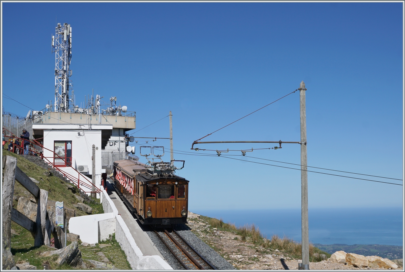 De top: Een van de drie-fasen wisselstroomlocomotieven  He 2/2  van de Chemin de Fer de la Rhune vertrekt met zijn trein vanaf het bergstation La Rhune, gelegen in het Baskenland direct aan de grens met Spanje, op  slechts  905 meter boven (de nabijgelegen!) zeespiegel, maar met een fantastisch uitzicht.

12 april 2024