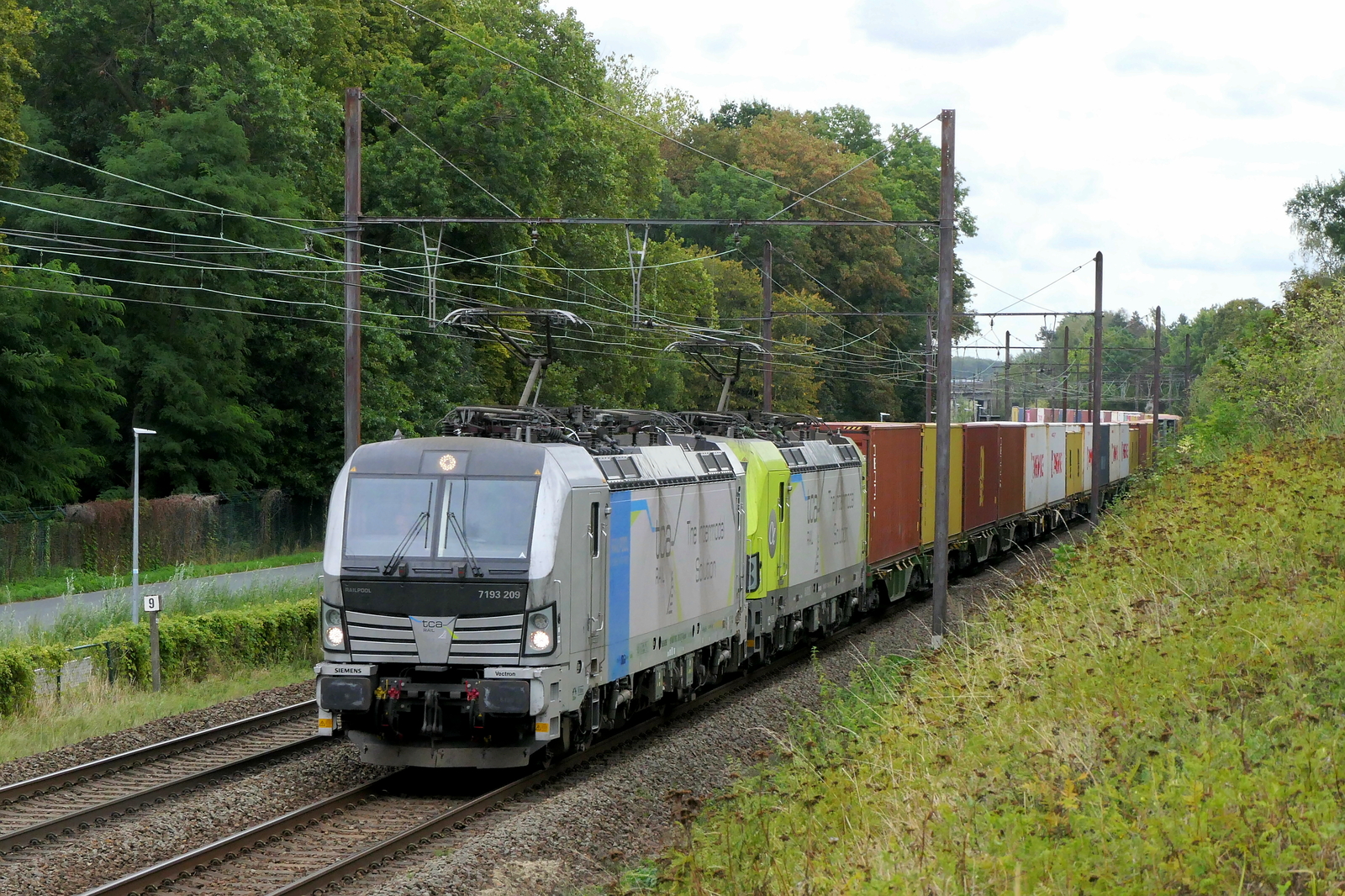 The TCA 7193 209 double traction with the 7193 114 for the daily TCA shuttle from the TCA container terminal at Athus to the port of Antwerp. Siemens Vectron MS build in 2025 with construction N� 23978. Line 27A at Antwerp Airport. 02-09-2026