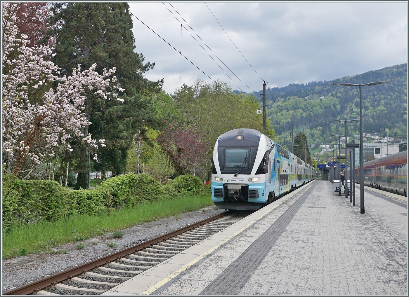 The Westbahn ET 4010 029 (629/129) arrives at Bregenz station as WB 979 coming from Lindau Insel. Through the deployment of the Westbahn 4010 in Vorarlberg, the train sets nearly reach their  birthplace  at the Stadler works in nearby Switzerland. The six-car ET 4010 029 is on the journey from Lindau Insel (departure 15:20) to Vienna Westbahnhof (arrival 22:52). April 19, 2026