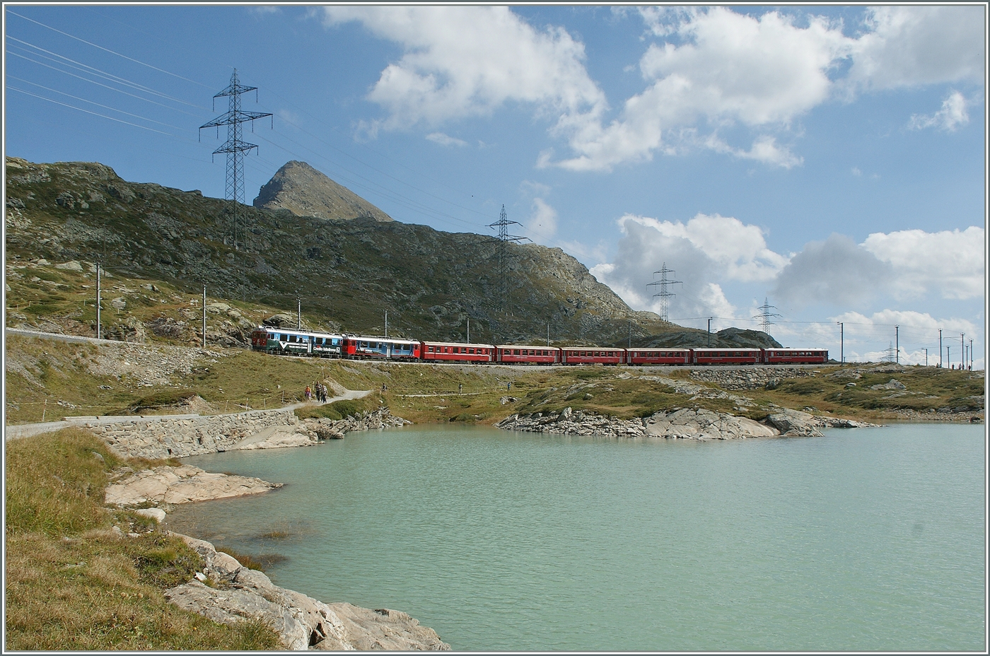 Deux RhB ABe 4/4 III du chemin de fer de la Bernina sont au Lago Bianco avec un train de voyageurs en direction de St. Moritz.  
10 septembre 2011