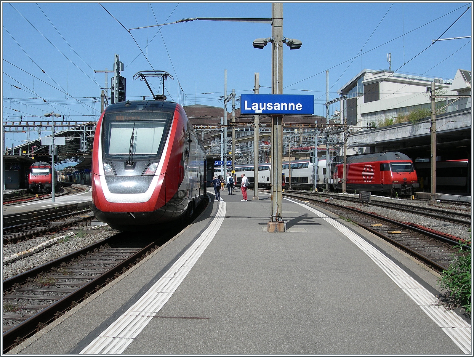 While in Lausanne in the background on track 1 an SBB Re 460 with its IR 15 is waiting to depart for Lucerne, on track 4 an SBB Twindexx as IC1 to Geneva is ready to depart.

May 2, 2025