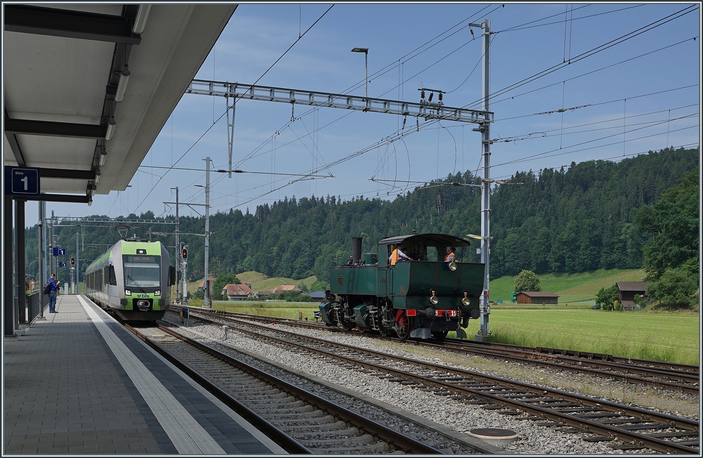 While the first SCB C4 181 - 186 (SBB Group 67) or Ed 2x 2/2 7681 - 7686 had a closed cab, the second series 187 - 196 was left open. However, since the locomotive often traveled tender-first, a closed rear wall had to be added soon after. This was omitted during the restoration of the locomotive, so it appears in its delivery condition, as shown in this picture. The SCB C 4 196 / SBB Ed 2x 2/2 7696 (UIC 90 85 00 07 696-7) is shunting at Sumiswald Grünen.
On the left side of the image, the BLS RABe 535 124 as S 44 to Thun arrives at Sumiswald Grünen station.
June 14, 2025