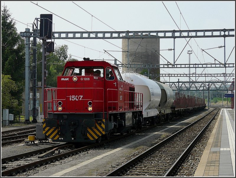 1507 with a mixed freight train runs through the station of Wasserbillig on August 10th, 2009.