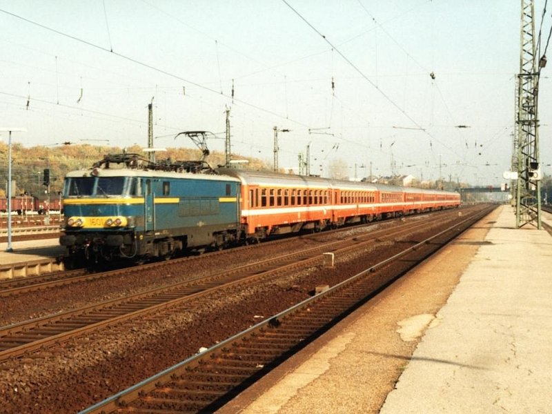 1601 (NMBS/SNCB) with D 420 Köln-Oostende at the railway station of Düren on 29-10-1993. Photo and scan: Date Jan de Vries.