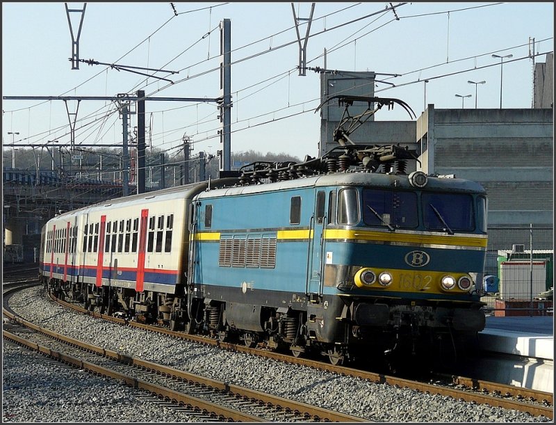 1602 heading a P train, arrives at the station Lige Guillemins on March 30th, 2009.