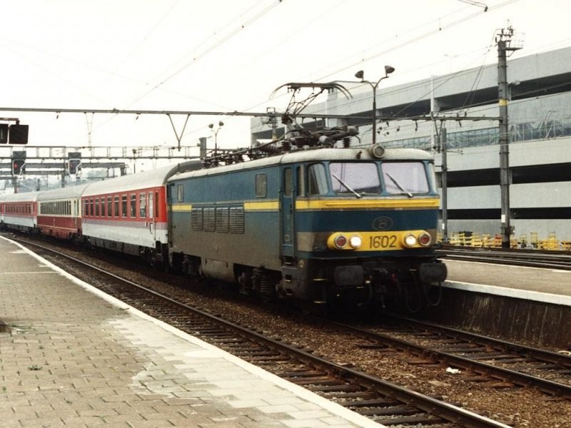 1602 with EC 47  Alexander von Humboldt  Bruxelles Midi-Berlin Hbf at the railway station of Lige Guillemins on 25-10-1993. Photo and scan: Date Jan de Vries.