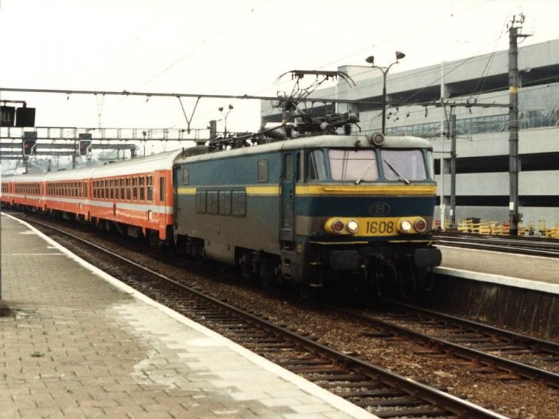 1602 with IC 419 Oostende-Köln Hbf at the railway station of Liège Guillemins on 25-10-1993. Photo and scan: Date Jan de Vries.