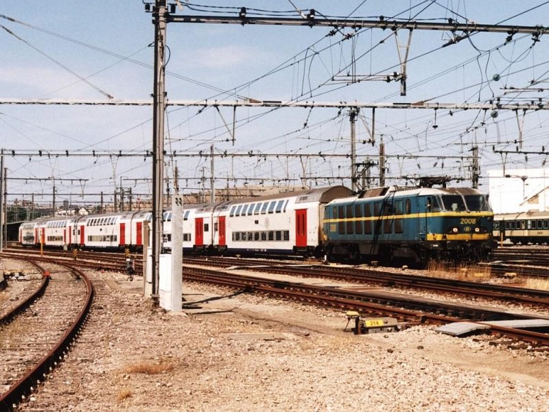 2008 with IC 2139 Luxembourg-Bruxelles Midi at the central station of Luxembourg on 24-7-2004. Photo and scan: Date Jan de Vries.