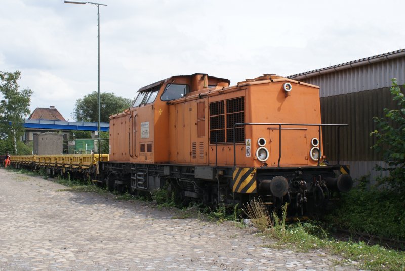 293 021-2 placed on several flat cars in Seelze 07.07.2009 Rbf. together before they Rbf. left with the flat car in the direction of Wunstorf.