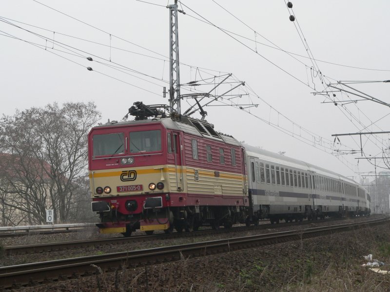371 005-0 with the Berlin-Warszawa-Express in Berlin Kpenick, 2006