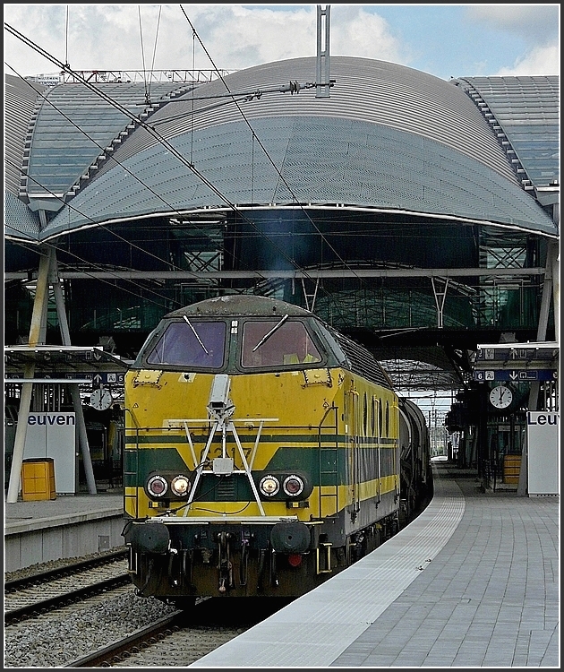 6217 with a weed control train is leaving the station of Louvain on August 30th, 2009.