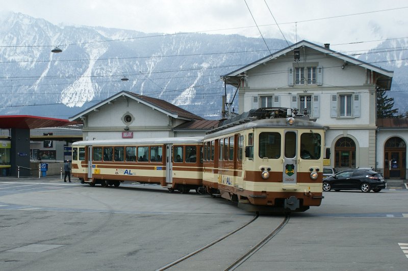 Due Dyster amme A AL local train to Leysin is leaving from the station of Aigle - Rail -pictures.com
