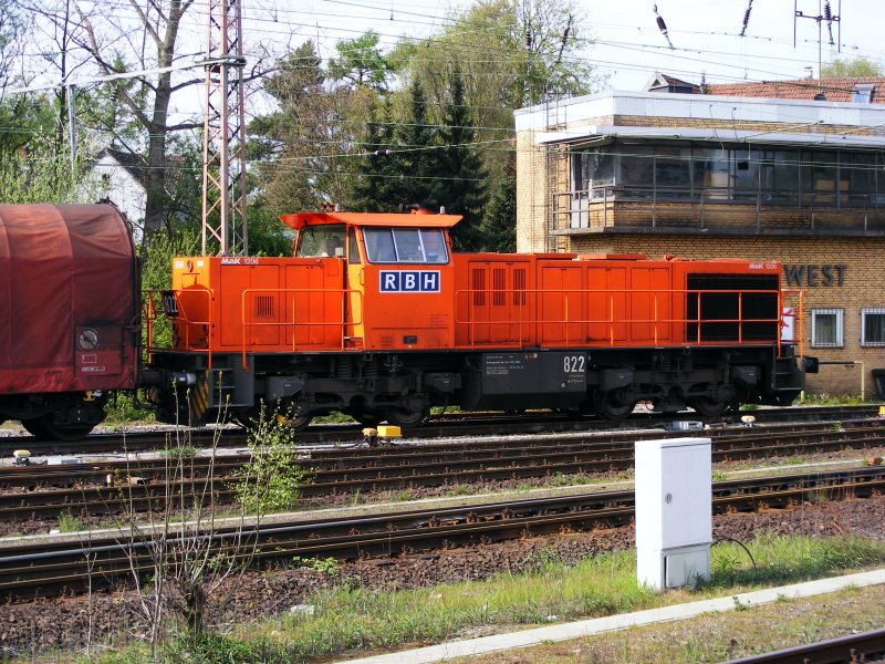 A class 1206 MAK diesel locomotive of the RBH Logistics GmbH passing through Gladbeck-West Station at the 25th of April 2008.

