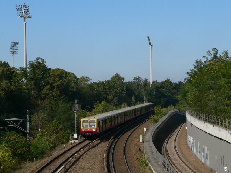 A class 485 train near Messe / ICC. 2009