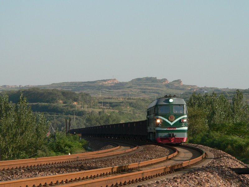 A DF4 unit with a cargo train in Luoyang, 2007