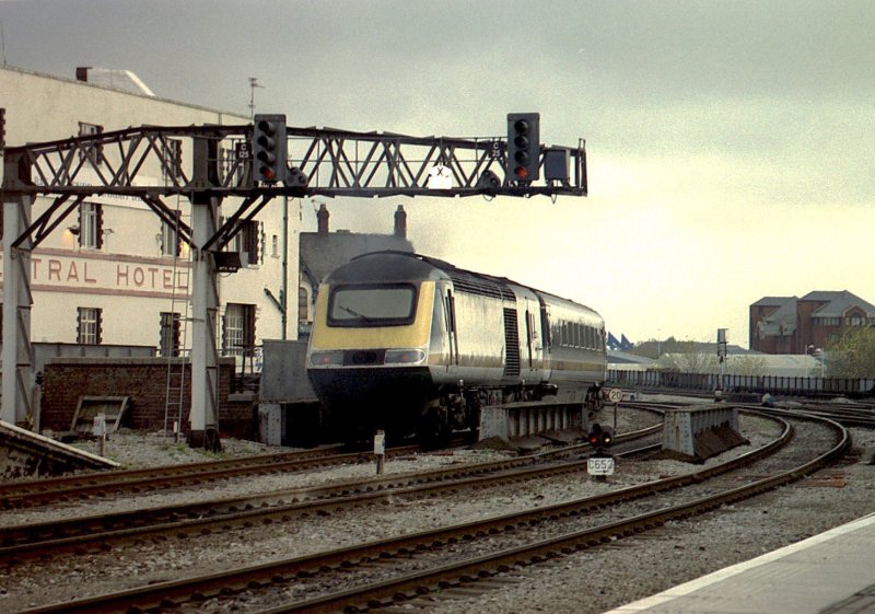 A  FIRST  Train HST 125 service leaves in Cardiff to London. 
(November 2000)
scanned analog photo