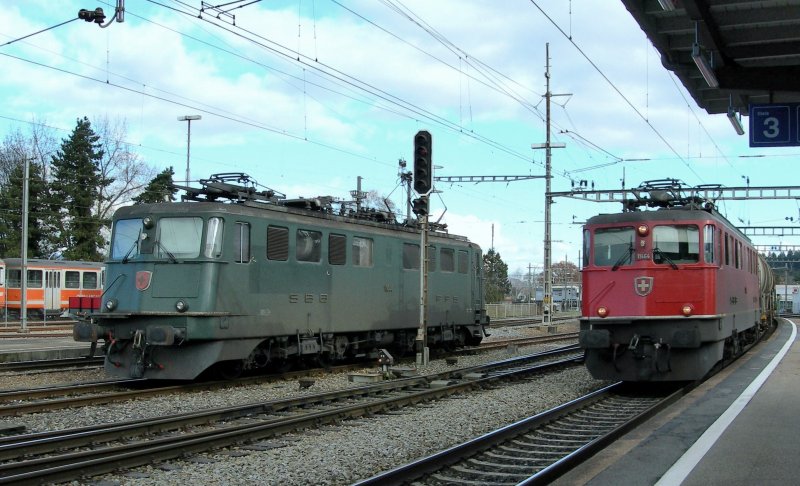 A green Ae 6/6 (N 11444) and a red one (n 114641) in Langenthal.
22.11.2006