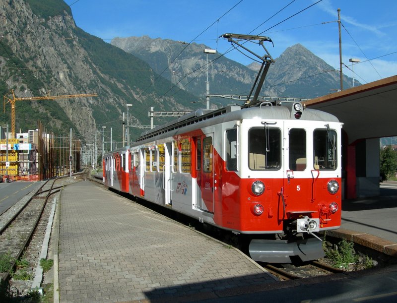 A M-C local train service waits off the guests in the Martigny Station.
07.09.2007