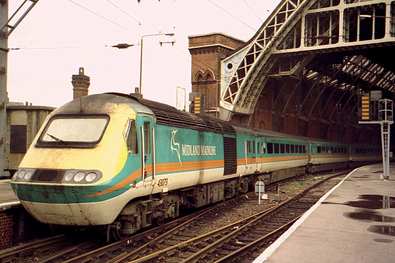 A Midland Mainline HST 125 in London St Pancras Station.
09.11.2000
(scanned analog picture) 