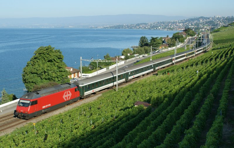 A SBB Re 460 with IR 1717 to Brig by Cully.
29.07.2009