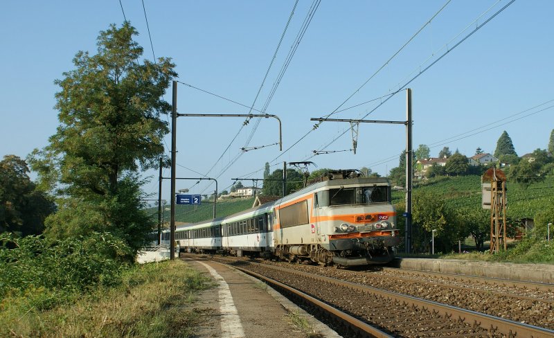 A SNCF BB 22200 with the overnight train Henday - Genève by Russin. 
27.08.2009