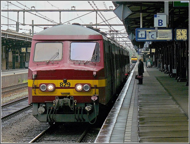 AM 75 829 operates the relation Roosendaal-Antwerpen Central on September 5th, 2009.