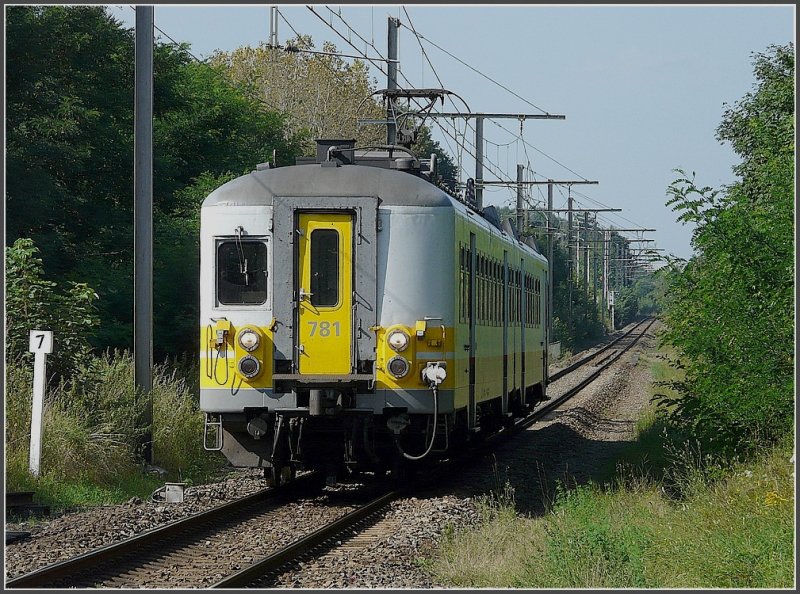 AM 79 781 will soon reach the station of Marche-en-Famenne on August 16th, 2009.