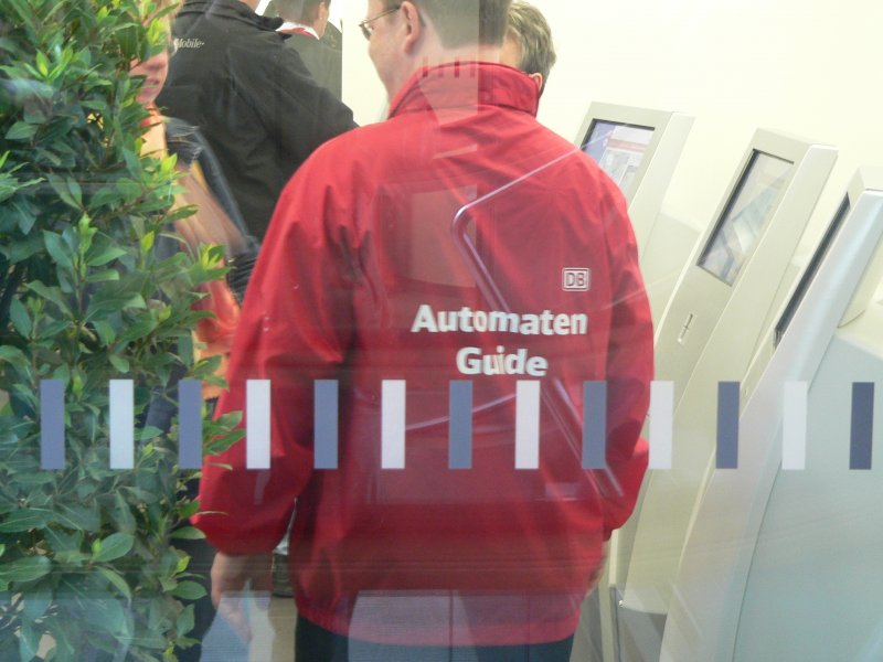 An  Automaten Guide  shows how to use the ticket machines. Hauptbahnhof, Berlin, 2006