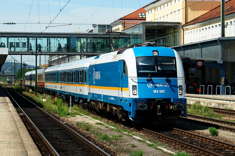 Arriva 183 001 in a few minutes, his journey towards Munich's start. 
 Regensburg Hauptbahnhof 6.8.2009