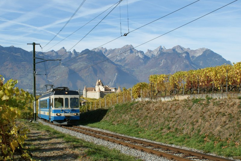 ASD train in the vineyard of Aigle. In the background the Castle of Aigle. 
28.10.2009
