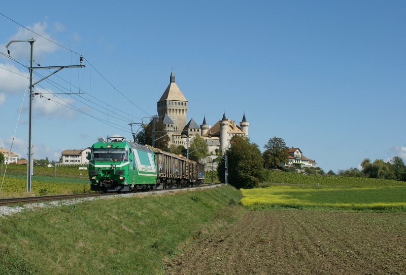 BAM Cargo Train by the Castle of Vufflens 
13.10.2009