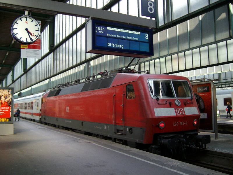 Baureihe 120 mit IC nach Offenburg am 07.09.2009 in Stuttgart Hbf.