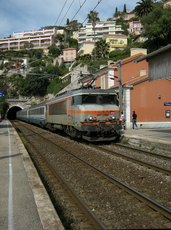 BB 22 324 with the EC 139 Nice - Milano by Villefranche sur Mer.
22.04.2009