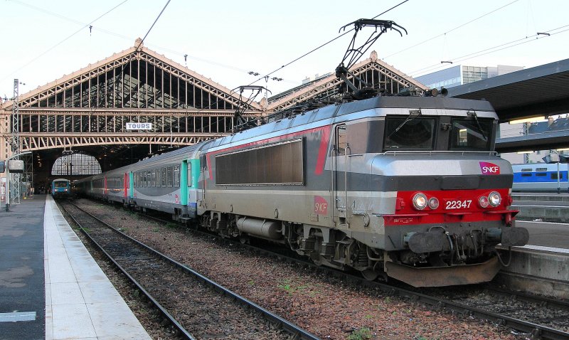 BB 22 347 with a  Aqualis  to Paris Austerlitz in Tours
(20.03.2007)