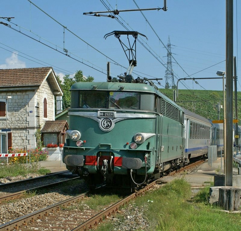 BB 25 236 in the old SNCF-olive-green with a TER to Lyon by Russin. 
(27.08.2009)
Photo corrected by Olli