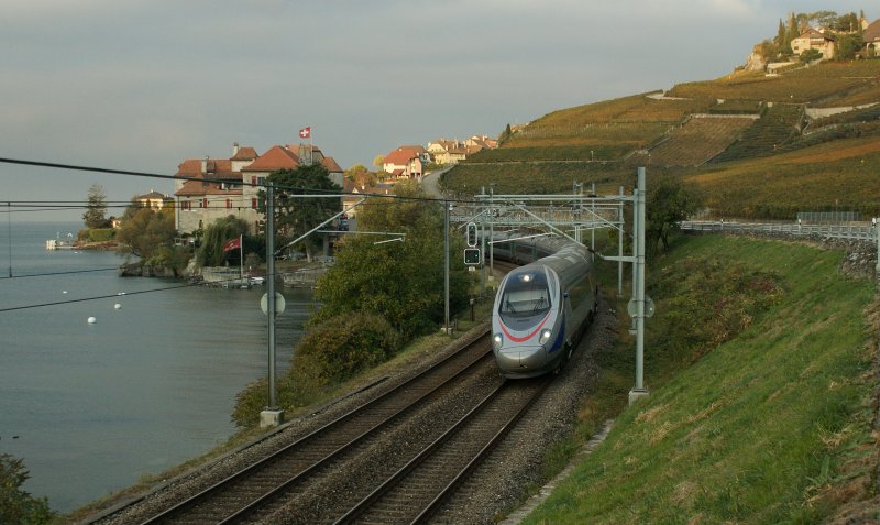 Before the fist sun shine spells arrived, the CIS ETR 610 is running through the Rivaz-Villge to Venice
19.10.2009