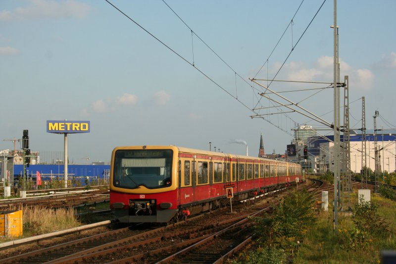 Berliner S-Bahn S7 towards Berlin Ahrensfelde with 481 318-4 at Berlin Ostbahnhof on 28.9.2008.