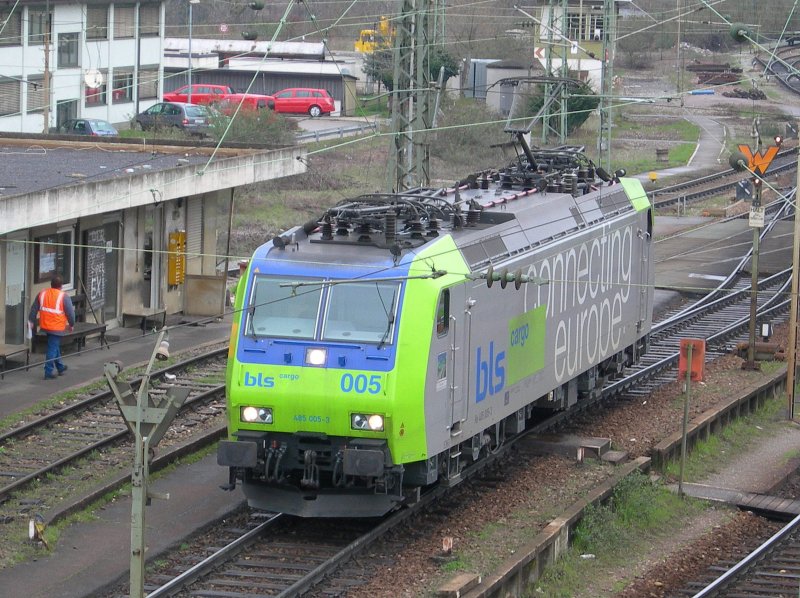 BLS Re 482 005-3 in the german Cargo Staion Weim am Rhein.
12.04.2006
