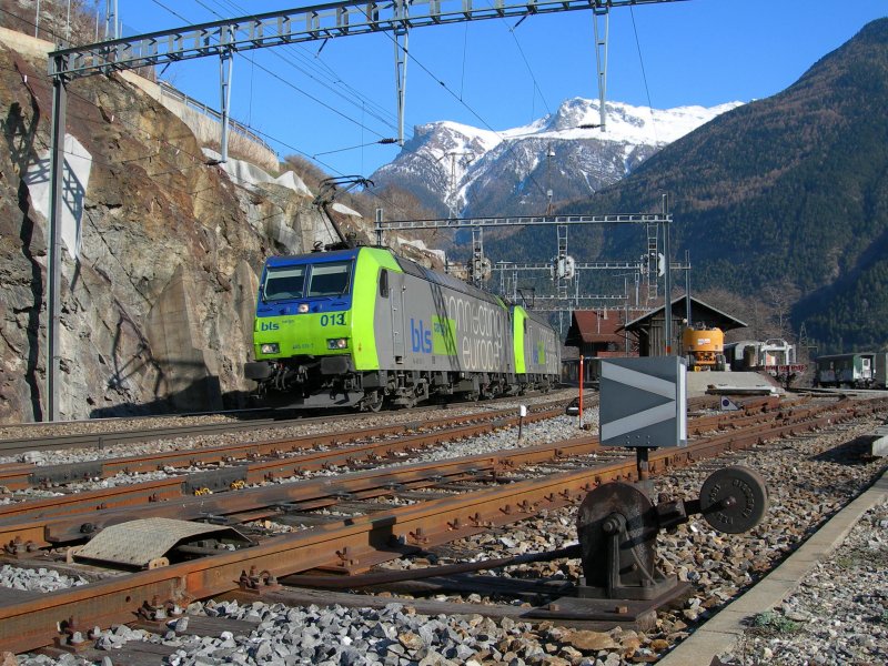 BLS Re 485 with a Cargo-Train by Lalden.
16.03.2007