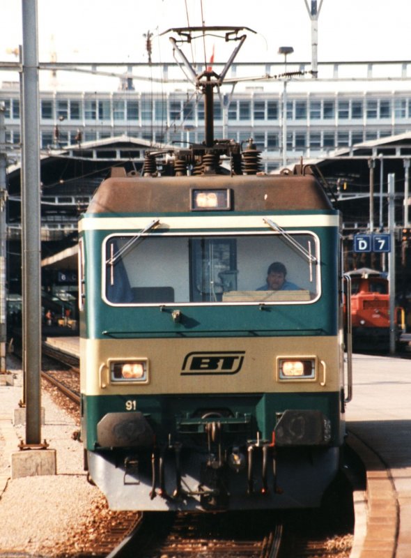 BT Re 4/4 IV 91 on 22.08.1993 at Luzern main station. 
