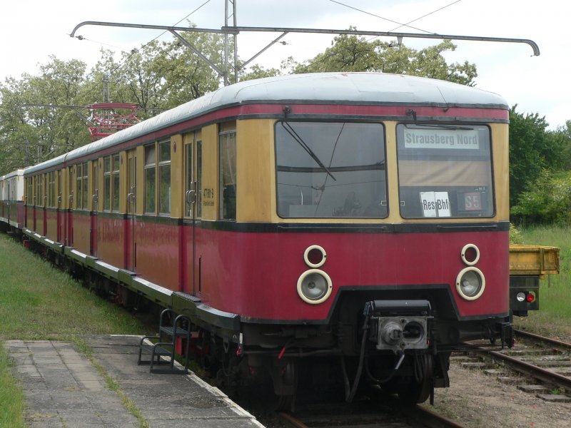 Buckower Kleinbahn owns an old S-Bahn train. They want to make it a  Peenemnder , but actually there is not enough money for this project. Visit www.buckower-kleinbahn.de